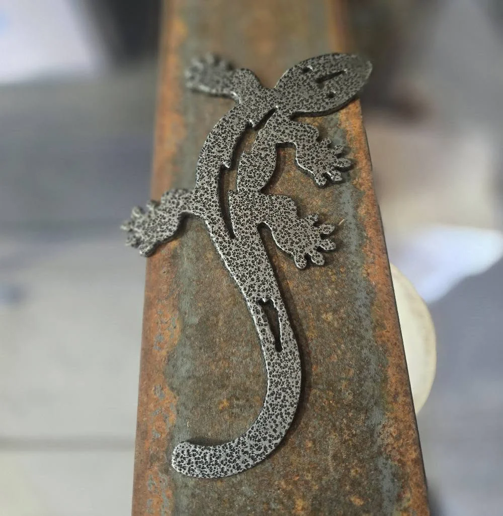 Custom-cut decorative steel lizard